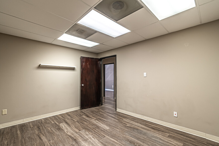 More Photos Of 16522-16536 Park Row, Houston Light Distribution For Lease