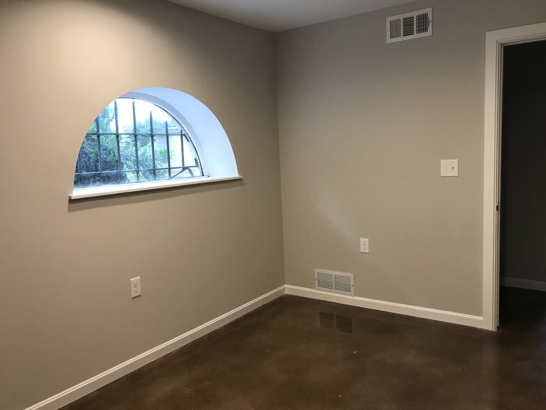 More Photos Of 2021 Auburn Ave, Cincinnati Office For Sale