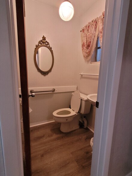 More Photos Of 1108 N Dixie Fwy, New Smyrna Beach Funeral Home For Sale