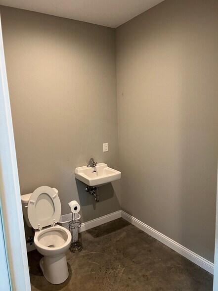 More Photos Of 3700 Dover Rd, Woodlawn Warehouse For Lease