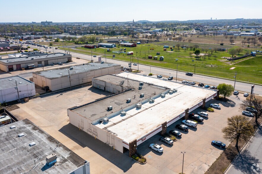 More Photos Of 5800-5807 S Garnett Rd, Tulsa Showroom For Lease