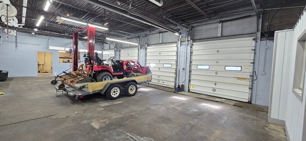 More Photos Of 207 South Bay Rd, North Syracuse Auto Repair For Lease