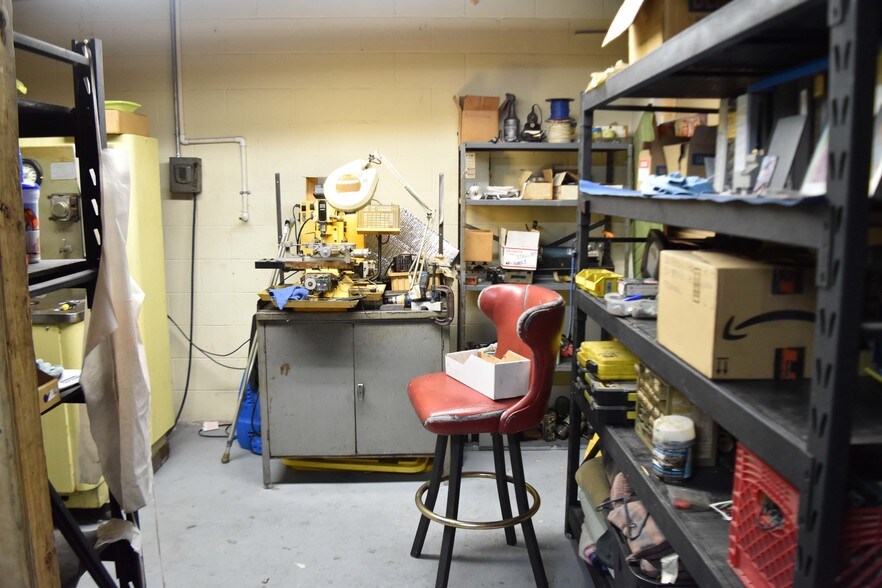More Photos Of 1355 Brooks St, Ontario Warehouse For Lease