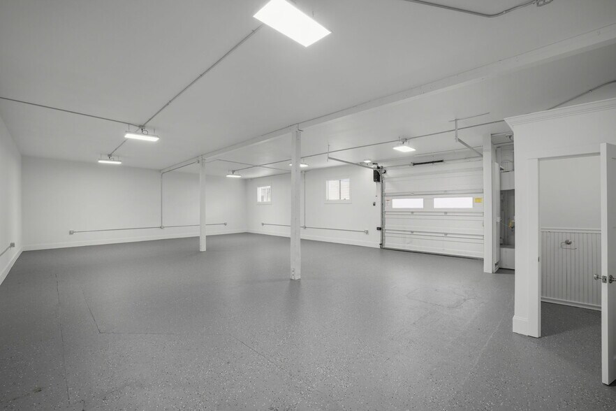 More Photos Of 7025-7027 SW Macadam Ave, Portland Warehouse For Lease