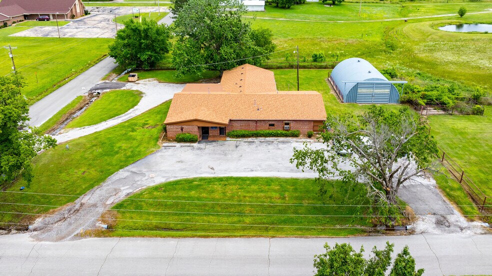 More Photos Of 1404 S B St, Henryetta Veterinarian Kennel For Sale