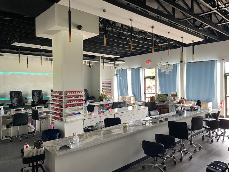 More Photos Of 350 SW Greenwich Dr, Lee's Summit Storefront Retail Office For Sale