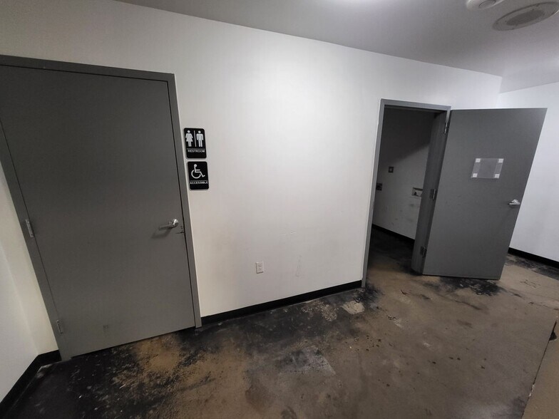 More Photos Of 4455 Woods and Sons Ave, Edmond Manufacturing For Lease