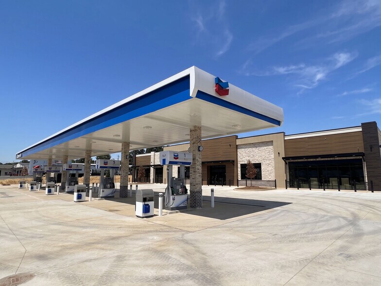 More Photos Of 811 S Marietta Pky SE, Marietta Service Station For Lease