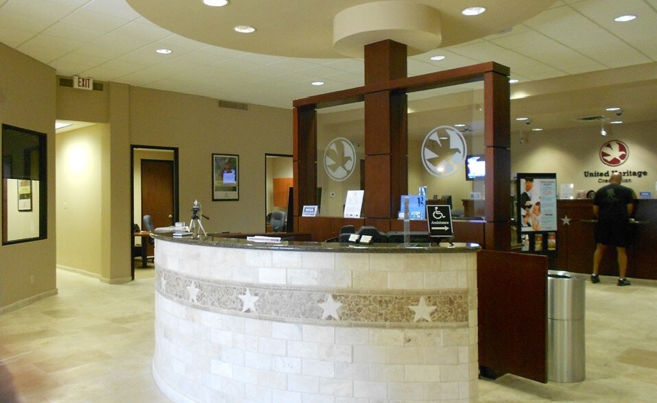 More Photos Of 12208 N MoPac Expy, Austin Bank For Lease