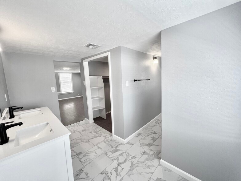 More Photos Of 741 E 9th St, Houston Office Residential For Lease