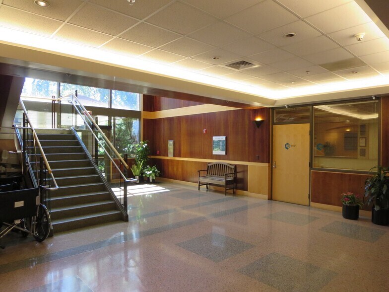 More Photos Of 920 Country Club Rd, Eugene Office For Lease