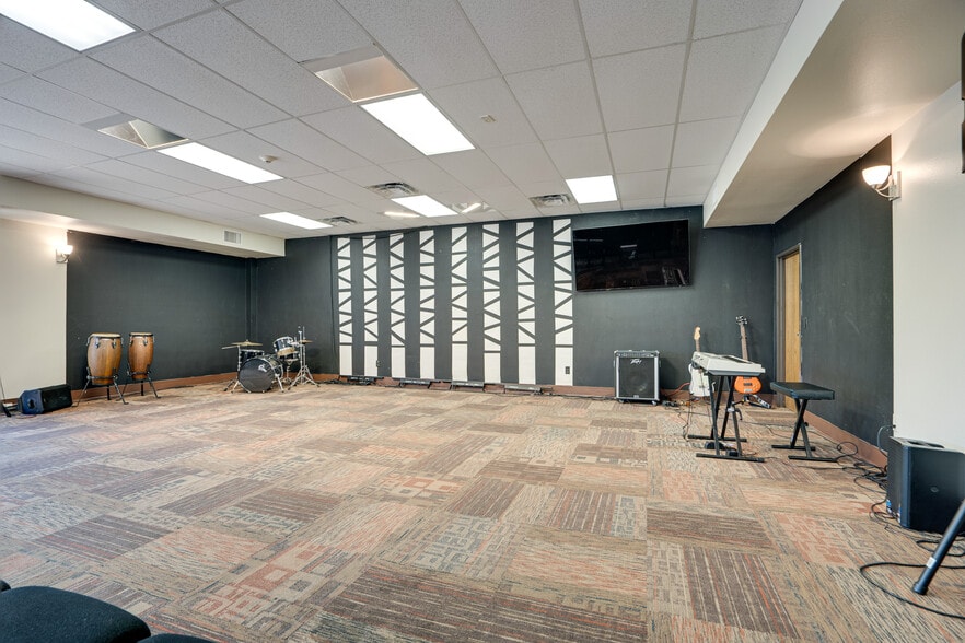 More Photos Of 8855 N Stemmons Fwy, Dallas Office For Sale