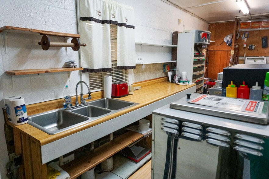 More Photos Of 109 Wilburn Valley Rd, Pearisburg General Retail For Sale