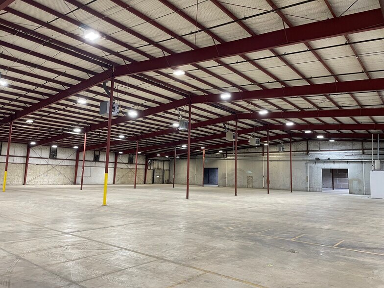 More Photos Of 1900 W 65th St, Little Rock Distribution For Lease