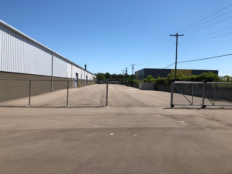 More Photos Of 21375 Telegraph Rd, Southfield Warehouse For Lease