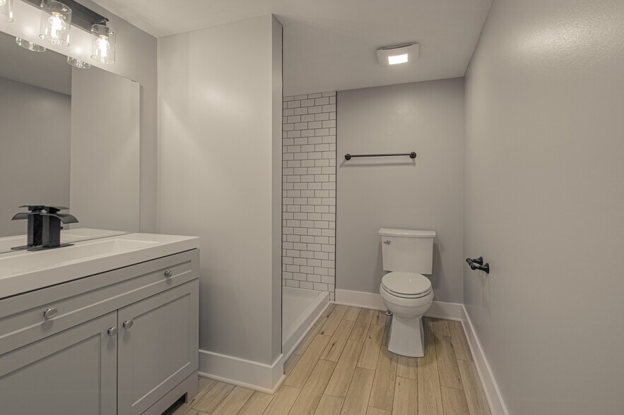 More Photos Of 1600 SW Market St, Lee's Summit Office For Sale