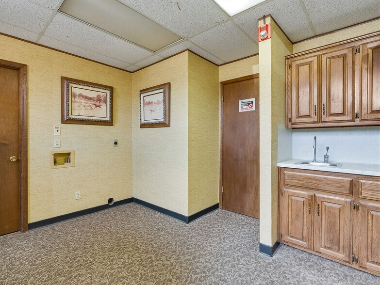 More Photos Of 931 Arlington St, Ada Office For Sale