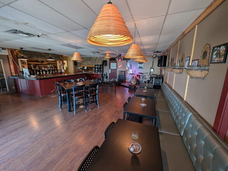 More Photos Of 5814 Riverside St, Abbotsford Storefront Retail Office For Lease