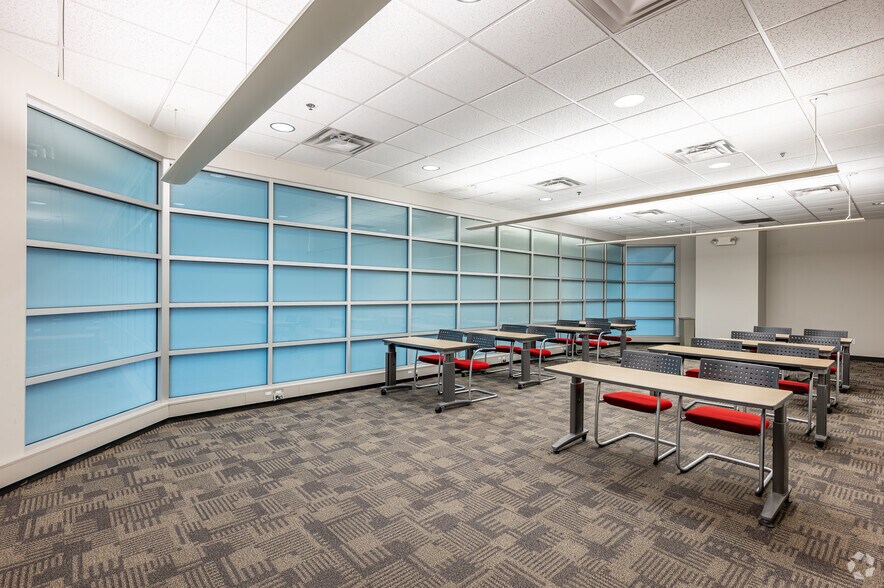 More Photos Of 8777 N Stemmons Fwy, Dallas Unknown For Lease