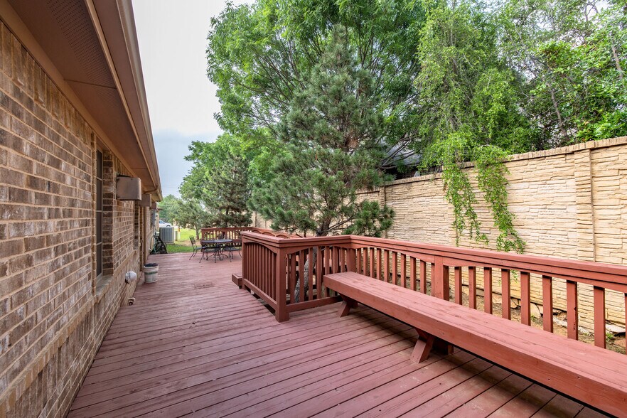 More Photos Of 935 W Glade Rd, Hurst Office For Sale