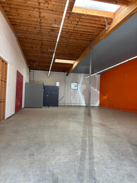 More Photos Of 3816-3822 W Jefferson Blvd, Los Angeles Warehouse For Lease