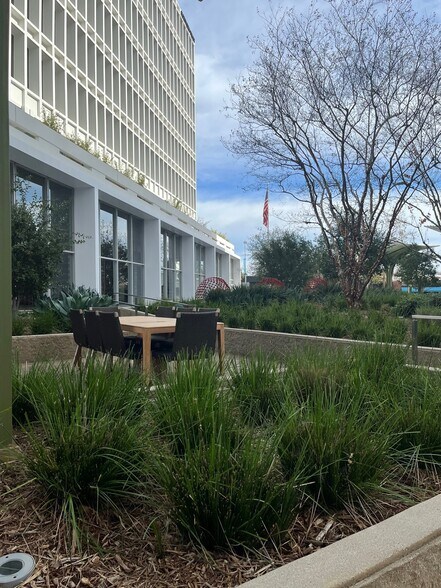 More Photos Of 225 S Lake Ave, Pasadena Unknown For Lease