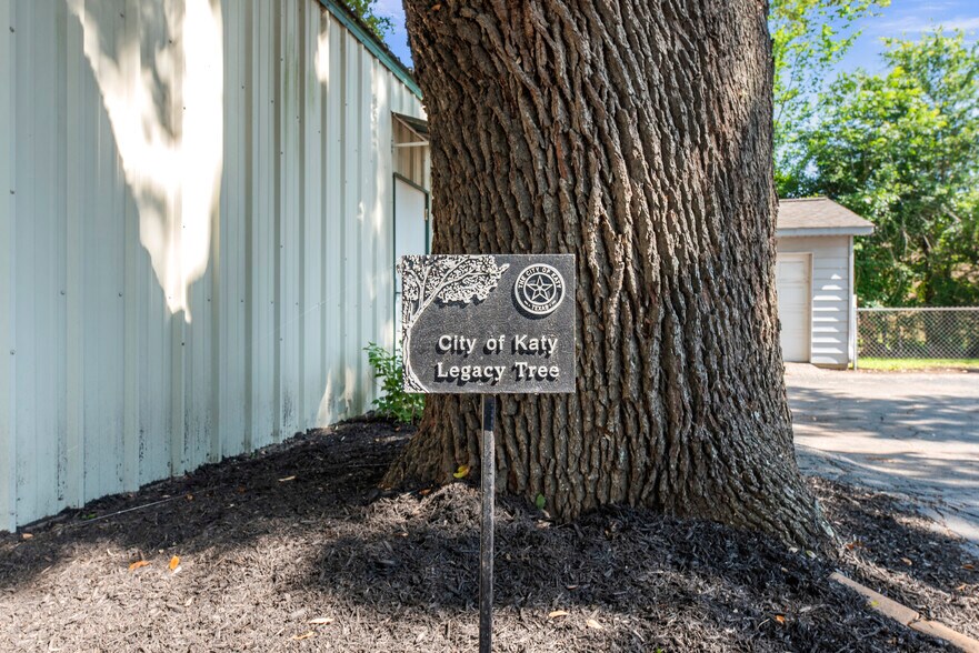 More Photos Of 1001 Avenue B, Katy Storefront Retail Office For Lease