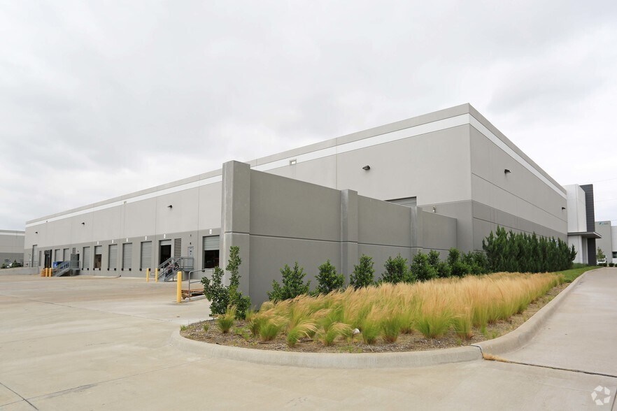 More Photos Of 910 S Freeport Pky, Coppell Warehouse For Lease