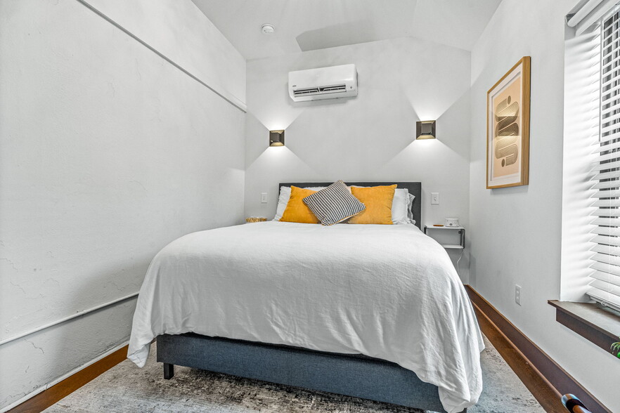 More Photos Of 207 Bank St, New Albany Apartments For Sale