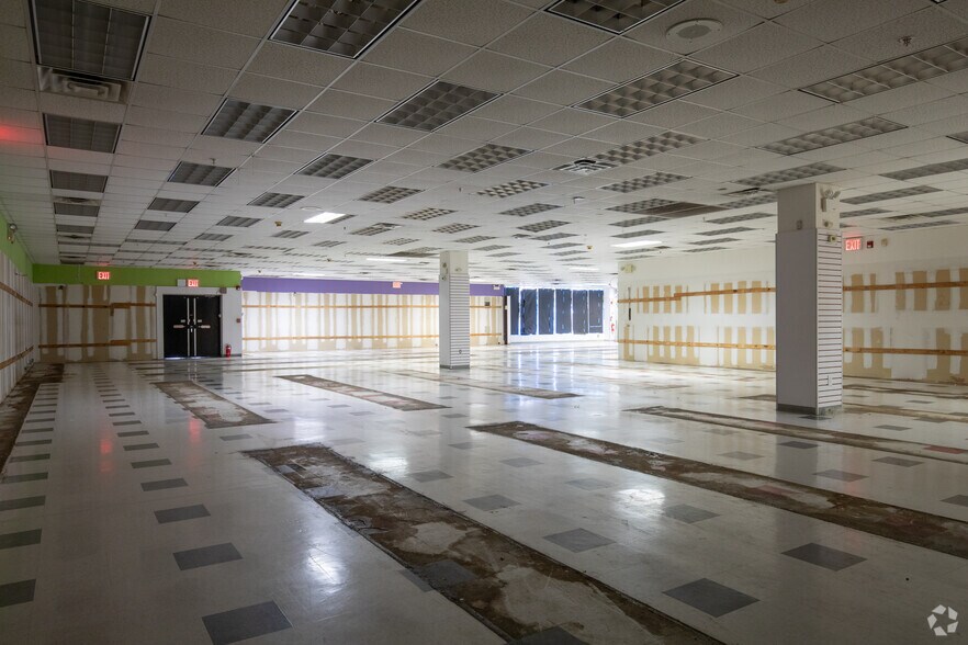 More Photos Of 1526-1596 Union Tpke, New Hyde Park Freestanding For Lease