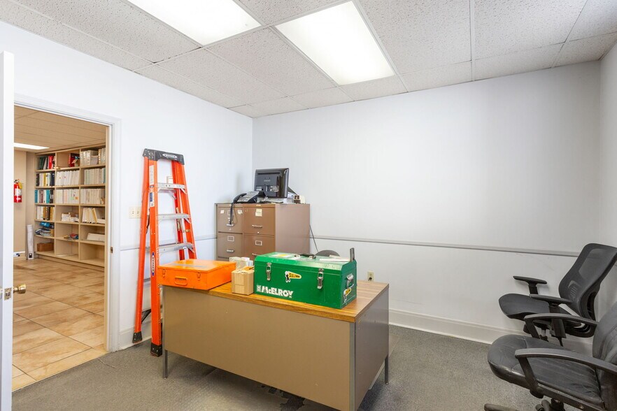 More Photos Of 710 4th St, Shenandoah Warehouse For Sale