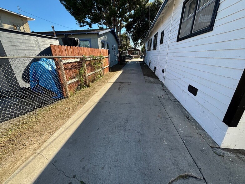 More Photos Of 635 W 51st St, Los Angeles Multifamily For Sale