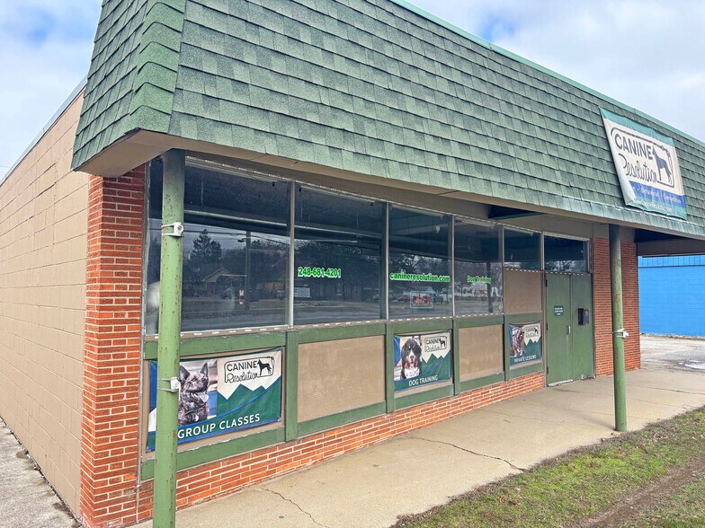 More Photos Of 4180 W Walton Blvd, Waterford General Retail For Sale