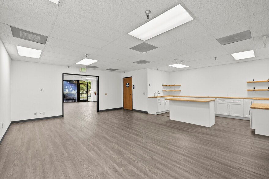 More Photos Of 9410 Topanga Canyon Blvd, Chatsworth Office For Lease