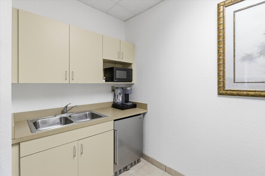 More Photos Of 4009-4033 W 1st St, Sanford Office For Sale
