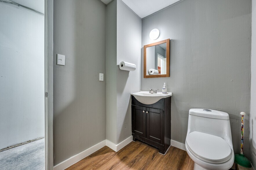 More Photos Of 1919 Rhome St, Dallas Distribution For Lease