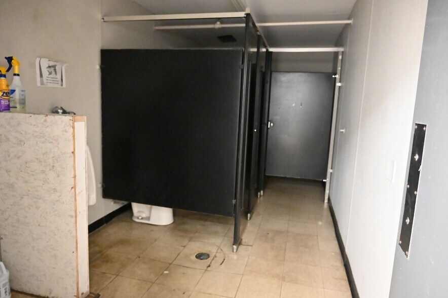 More Photos Of 2300 Claremont Ave, Ashland Freestanding For Lease