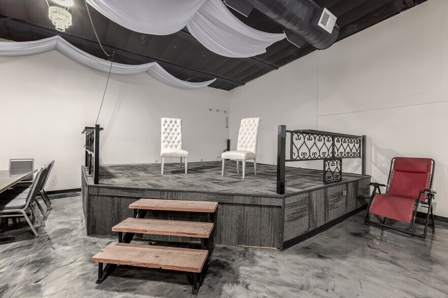 More Photos Of 2533 N 16th St, Phoenix Showroom For Sale