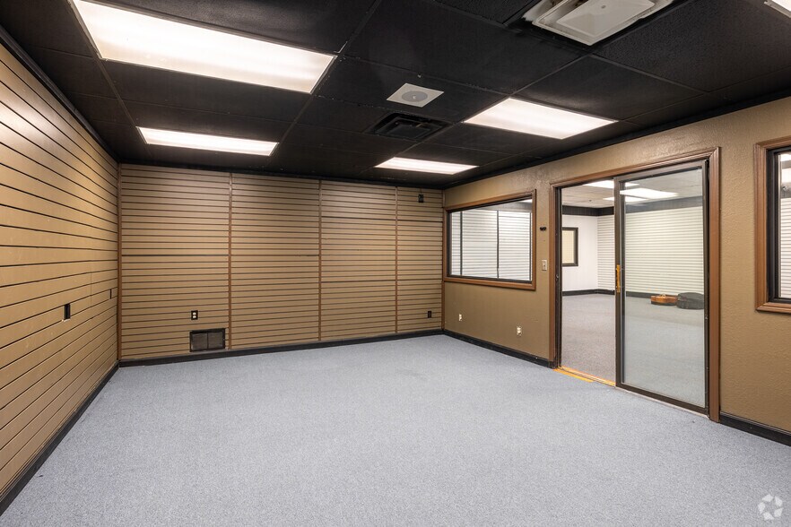 More Photos Of 317 W Gray St, Norman Storefront For Sale