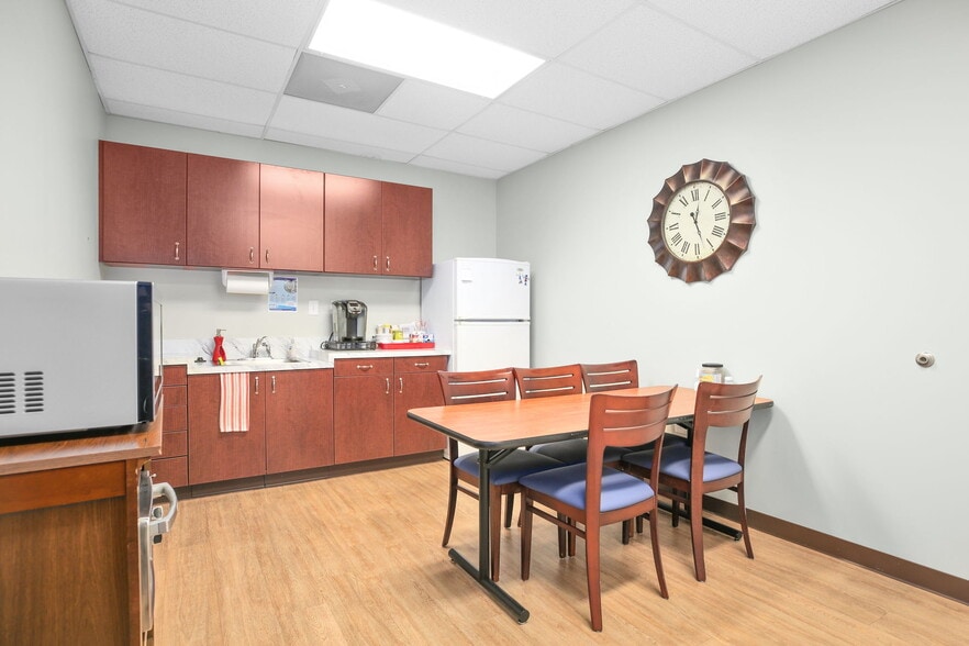 More Photos Of 107 Olde Greenwich Dr, Fredericksburg Office For Sale