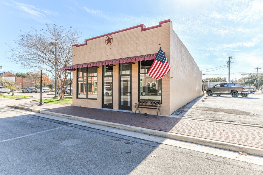 More Photos Of 121 W Sealy St, Alvin Freestanding For Sale