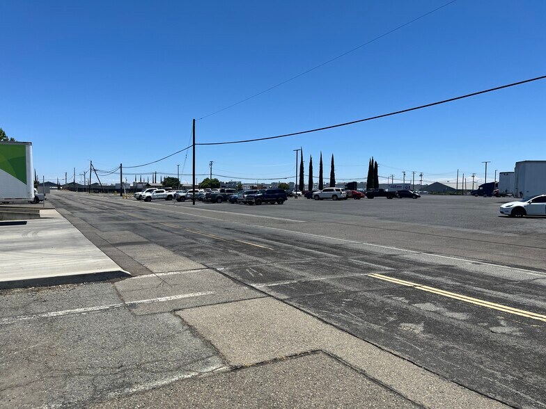 More Photos Of 2031 Optisolar Ln, Mcclellan Warehouse For Lease