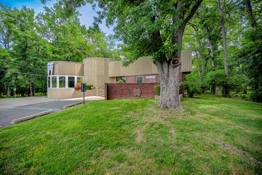 More Photos Of 270 Route 9 N, Manalapan Township Office For Lease