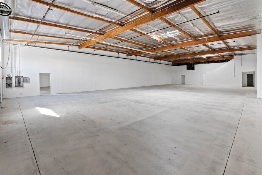 More Photos Of 8950-8954 Lurline Ave, Chatsworth Light Manufacturing For Lease
