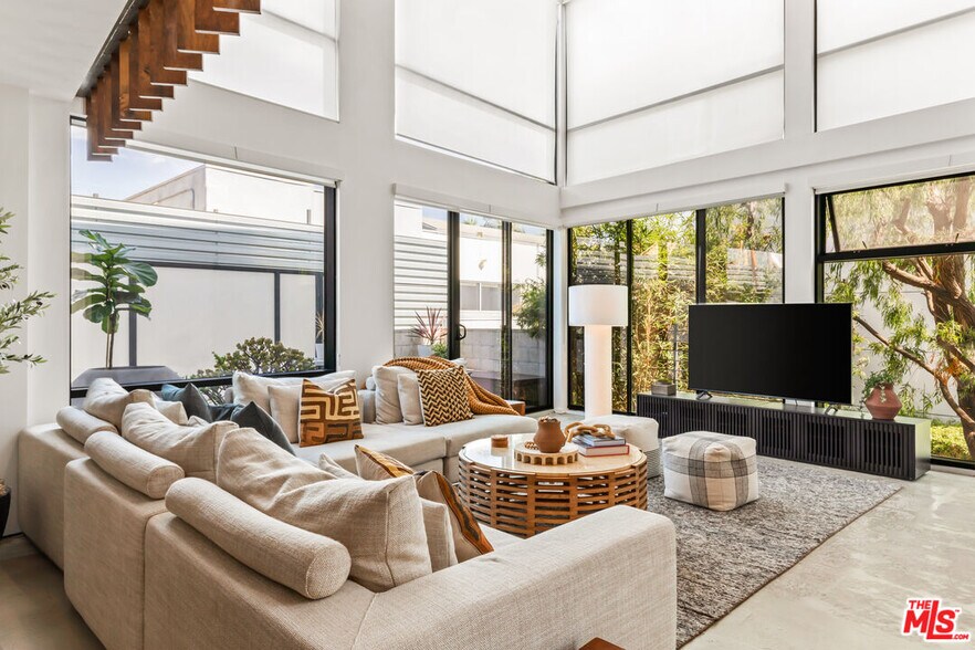 More Photos Of 700 Main St, Venice Office For Sale