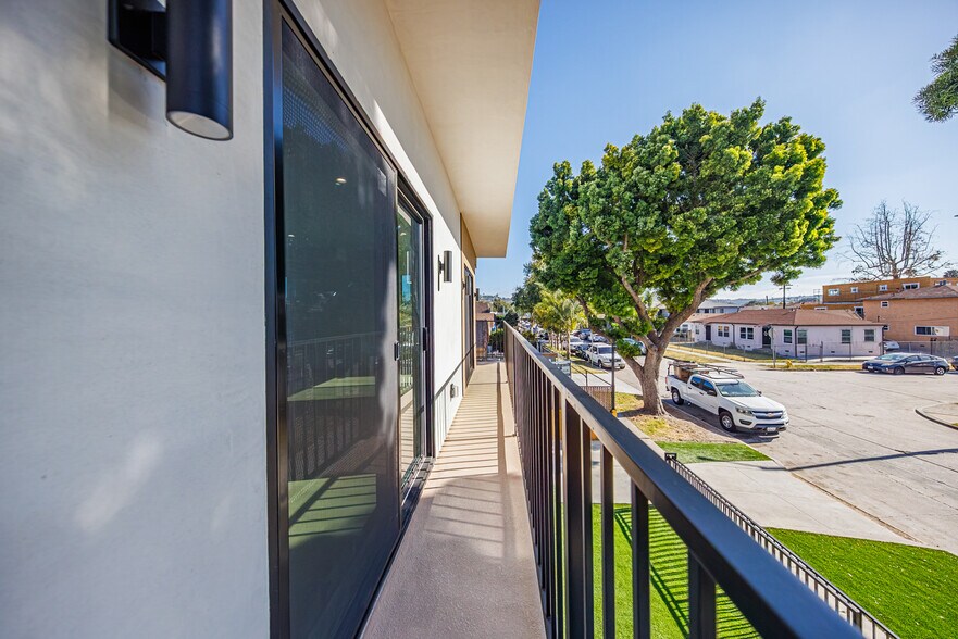 More Photos Of 2938 S Sycamore Ave, Los Angeles Apartments For Sale