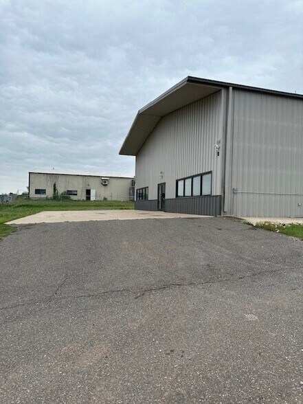 More Photos Of 6355 Boucher Dr, Edmond Showroom For Lease