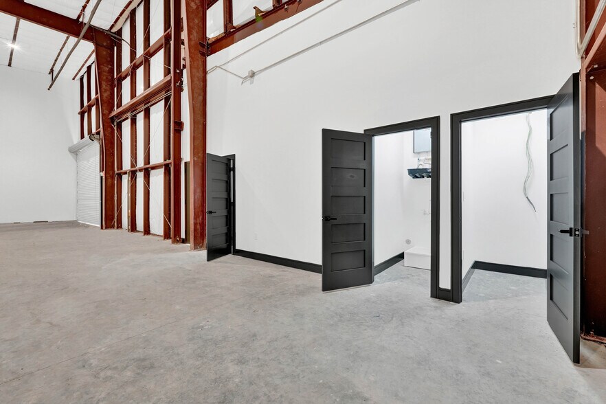 More Photos Of 9228 Kingsville St, Houston Warehouse For Lease