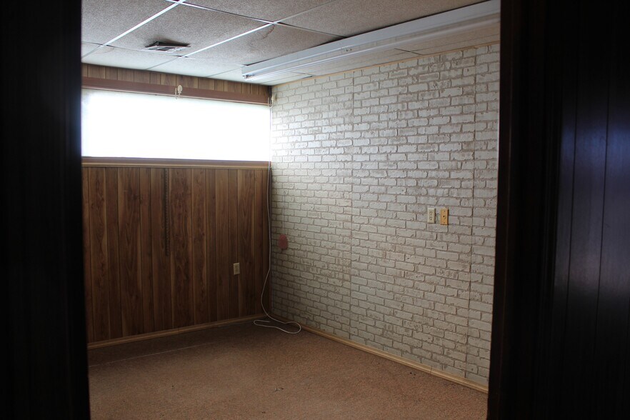 More Photos Of 814 9th St, Woodward Office For Sale