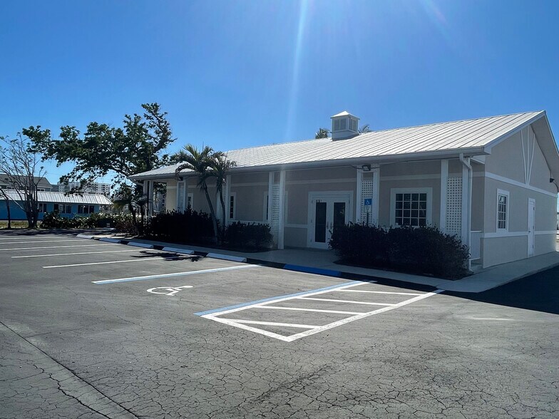More Photos Of 6061 Estero Blvd, Fort Myers Bank For Sale